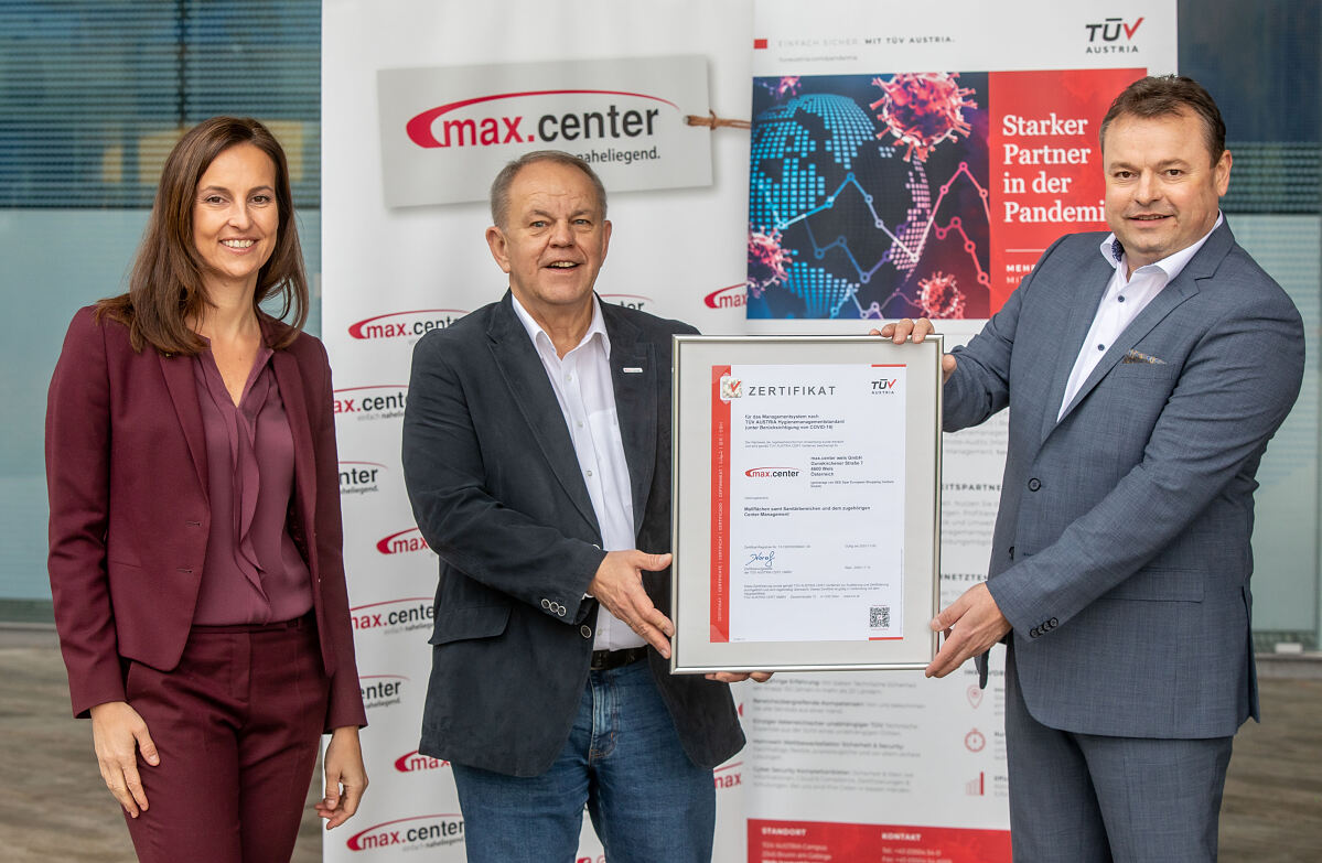 Zertifikat_Hygienemanagement_Beatrix_Marvan_SES_(l.)_Egbert_Holz_max.center_(m.)_Klaus_Mlekus_TÜV_(r.)